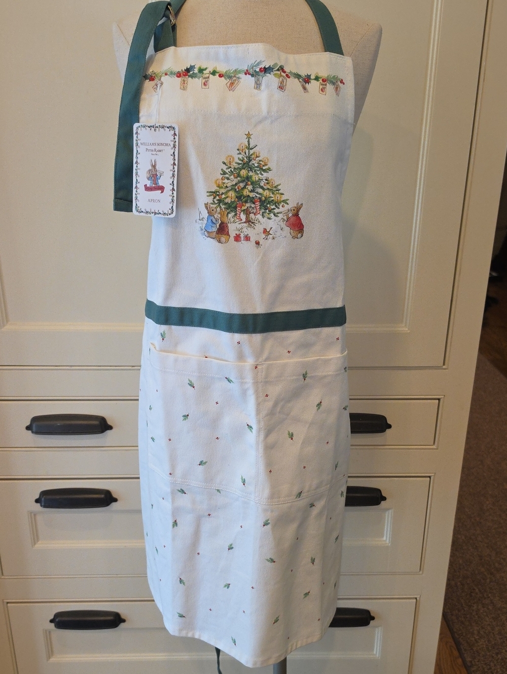 Williams Sonoma Peter Rabbit Holiday Apron NWT Hard To Find